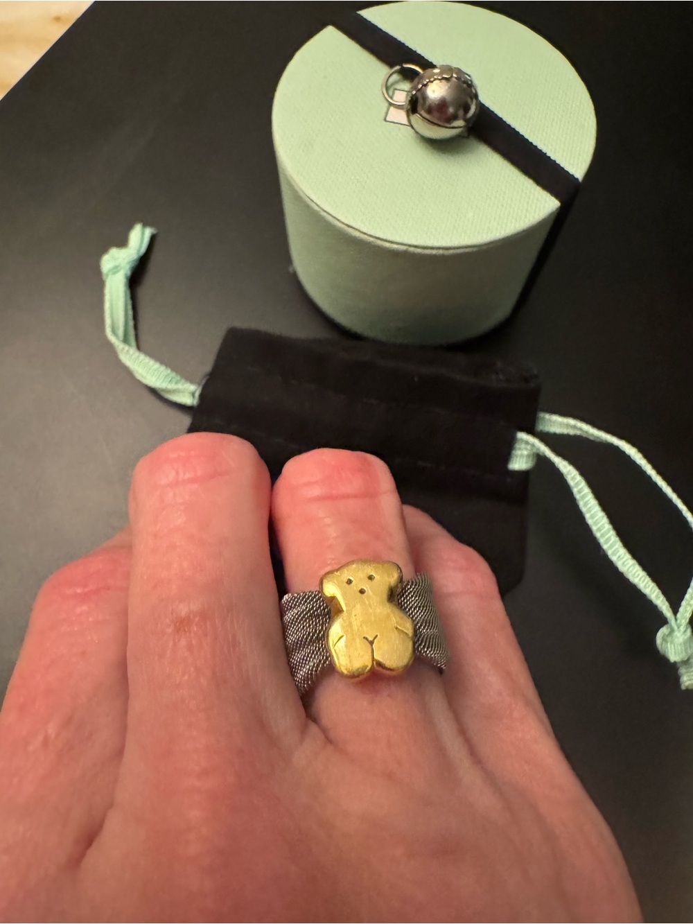 TOUS 18k Gold Ring with Mesh Ribbon Band - Picture 2 of 12